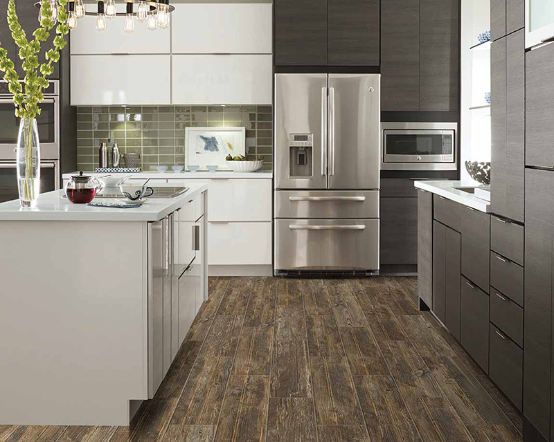Modern 2020 themed kitchen that incorporates stainless steel appliances and contrasting white and espresso stained cabinets.